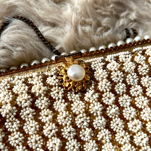 Vintage French micro beaded purse, silk lining, brass chain and closure - Picture 3 of 12